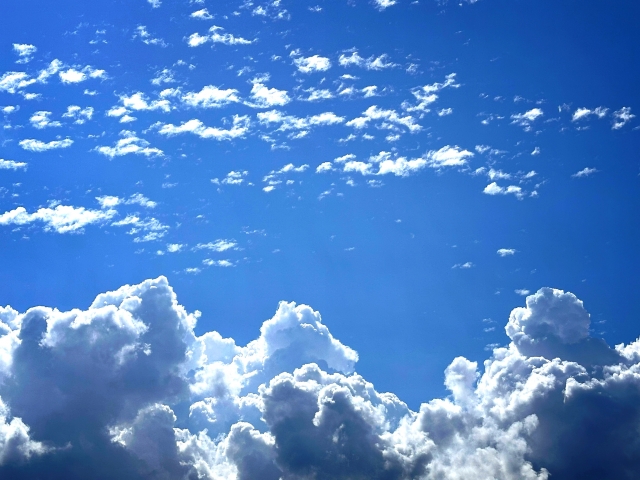 秋の空と入道雲